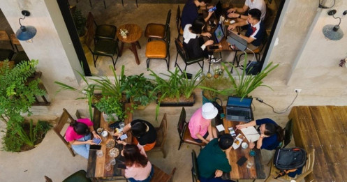 Khách gọi một ly cà phê rồi "cắm rễ" cả ngày, chủ quán có nên bịt ổ điện?