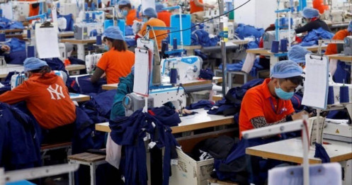 Mặc kệ Trump giữ sân, dệt may Việt vẫn "âm thầm" rút quân