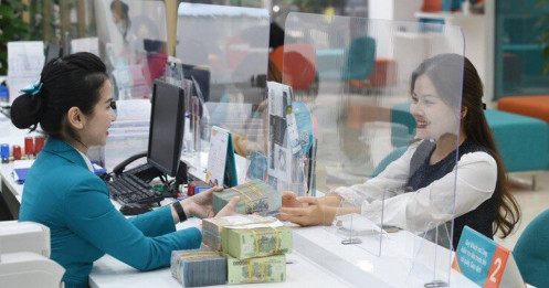 Người dân vẫn ùn ùn mang tiền gửi ngân hàng lấy lãi