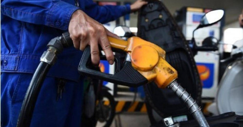 Giá xăng tăng, dầu giảm