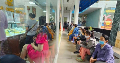 Nhiều người xếp hàng chờ mua vàng sau khi giá vàng miếng SJC, vàng nhẫn giảm
