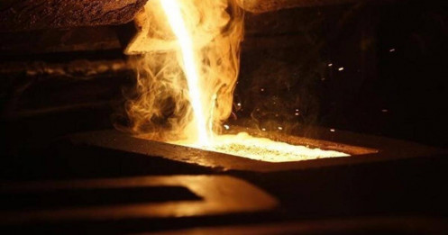 Giá vàng giảm do USD mạnh và biến động từ thuế quan của Trump