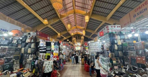 Bóc trần chợ hàng nhái trung tâm TP.HCM: Vì sao biết hàng giả nhưng khách vẫn mua?