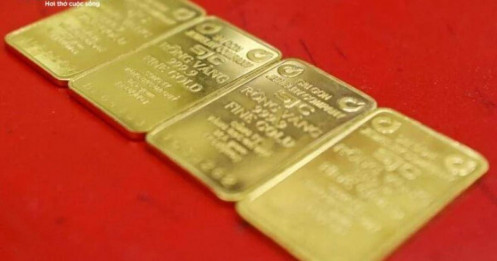 Giá vàng liên tục giảm sâu, nên mua vào hay bán ra?