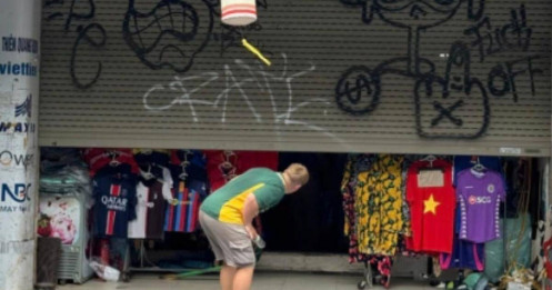 Dở khóc dở cười vì mua quần áo 'như mua hàng lậu'