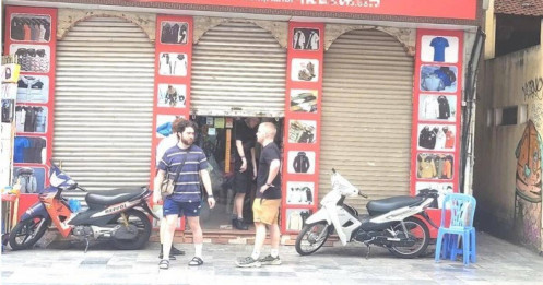 Bất ngờ với cách bán hàng "hé cửa" của tiểu thương phố cổ Hà Nội