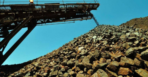 Giá quặng sắt tiếp tục giảm do nguồn cung tăng, nhưng nhu cầu Trung Quốc giúp hạn chế đà rơi