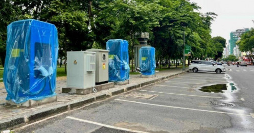 Lắp đặt trụ sạc siêu nhanh cho xe điện đỗ dưới lòng đường