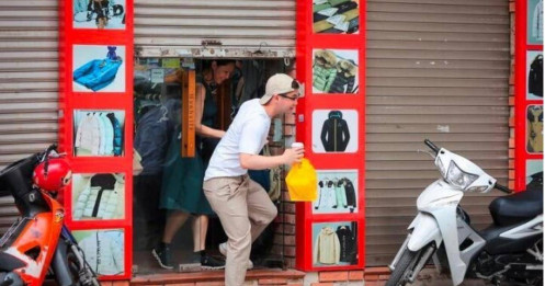 Kỳ lạ cảnh mua bán vụng trộm, luồn cúi, thấp thỏm canh chừng trên phố cổ Hà Nội