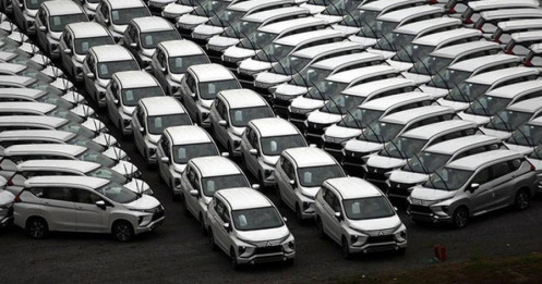 Ô tô chất đầy kho, đồng loạt “đại hạ giá”, “khuyến mãi khủng”