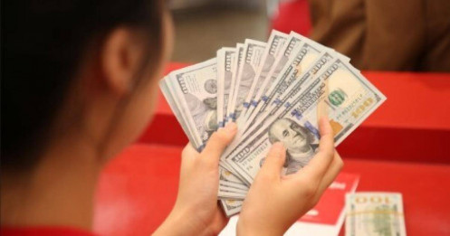 Giá USD ngân hàng kịch trần, thị trường tự do vượt mốc 26.400 đồng