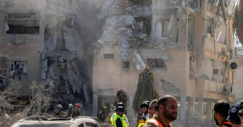 Iran dội 25 tên lửa vào Israel