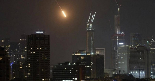 Iran tiến hành đợt không kích mới, Houthi tuyên bố tham gia xung đột với Israel, Mỹ