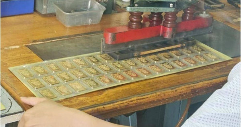 Vì sao giá vàng trong nước neo cao bất thường?