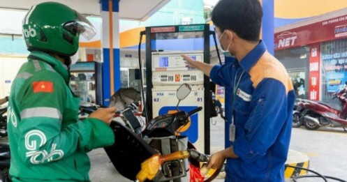 Giá xăng RON 95 tăng vượt 21.500 đồng/lít