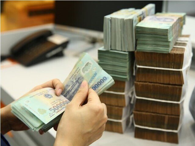 Lãi suất huy động giảm, dòng tiền liệu có rời khỏi hệ thống ngân hàng?