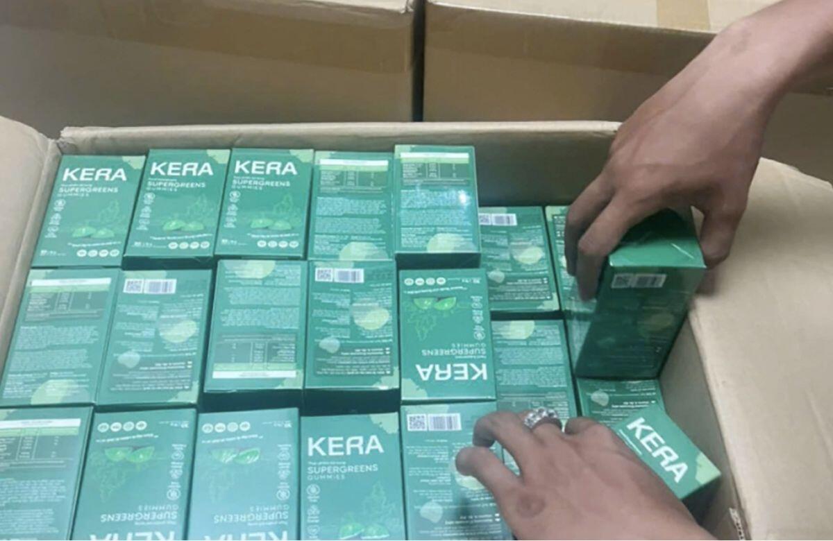 Công an hướng dẫn khai báo với người mua kẹo Kera