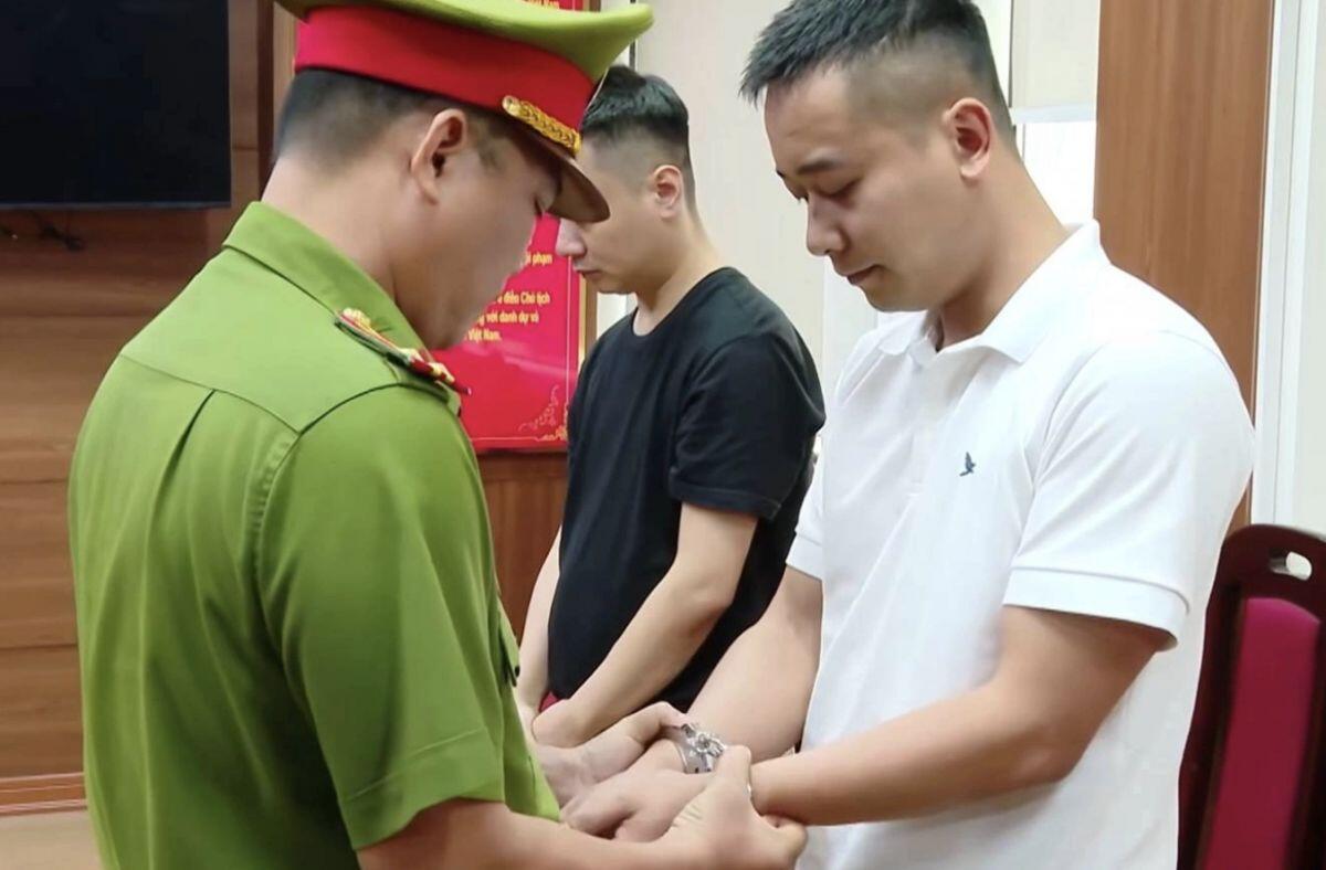 Công an hướng dẫn khai báo với người mua kẹo Kera