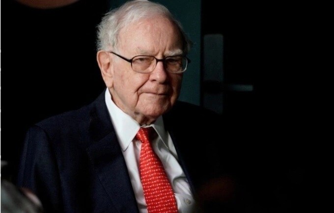 Warren Buffett: 10 điều người nghèo thường lãng phí