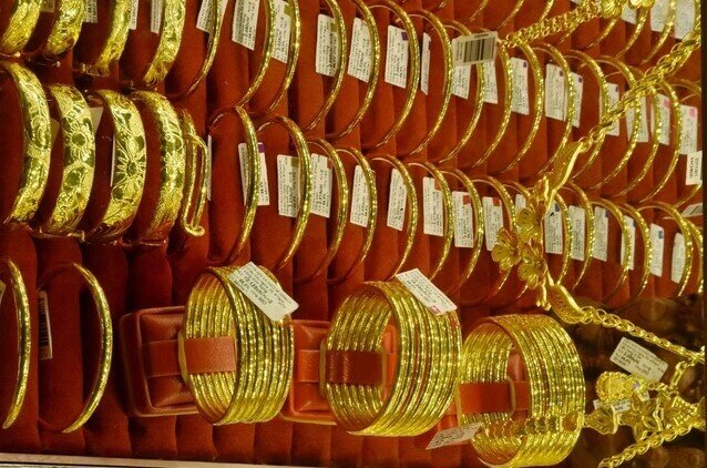 Giá vàng miếng SJC, vàng nhẫn rớt mạnh, có nên mua vào?
