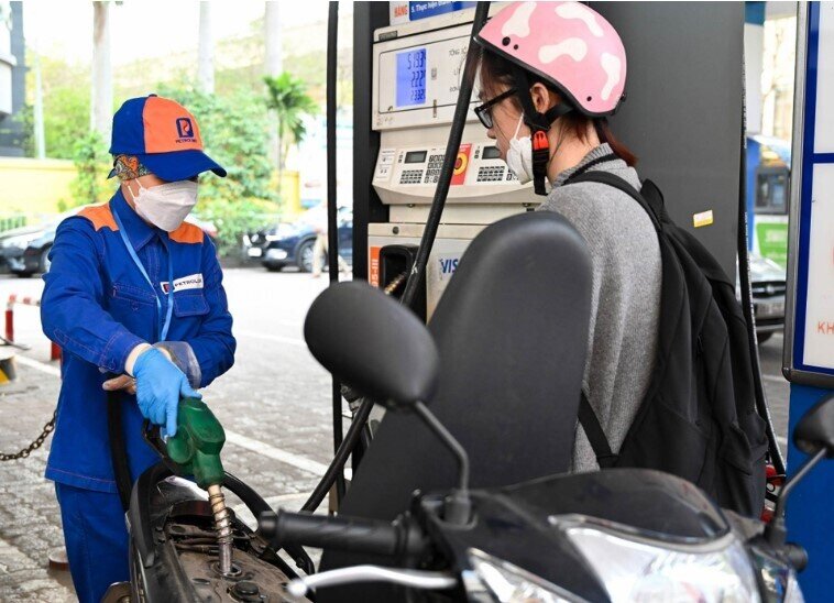 Giá xăng dầu trong nước ngày mai có thể giảm tới gần 2.000 đồng/lít?