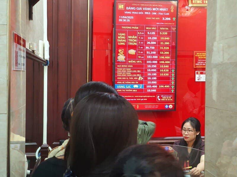 Giá vàng tăng “sốc”, vượt ngoài dự đoán: “Tôi mất quá nhiều tiền vì nghe lời khuyên của chuyên gia”