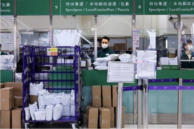 Hong Kong ngừng giao hàng bưu kiện tới Mỹ