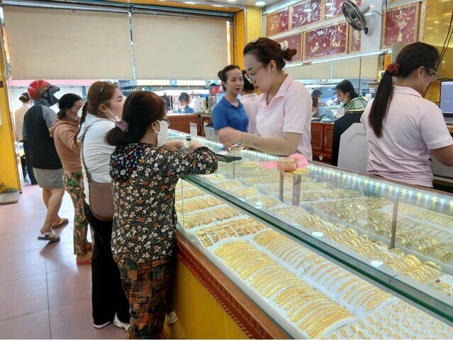 Giá vàng lên 120 triệu đồng/lượng, người mua bắt đầu e dè