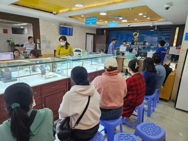 Giá vàng miếng SJC, vàng nhẫn rớt thẳng đứng sau một ngày có "chỉ đạo nóng"