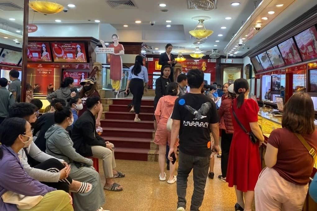 Giá vàng lập đỉnh 120 triệu đồng: Cửa tiệm "cháy hàng", có tiền cũng khó mua