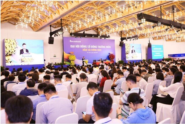 Ngày VN-Index đỏ rực, cổ phiếu Sacombank tăng sốc sau thông tin sắp chia cổ tức