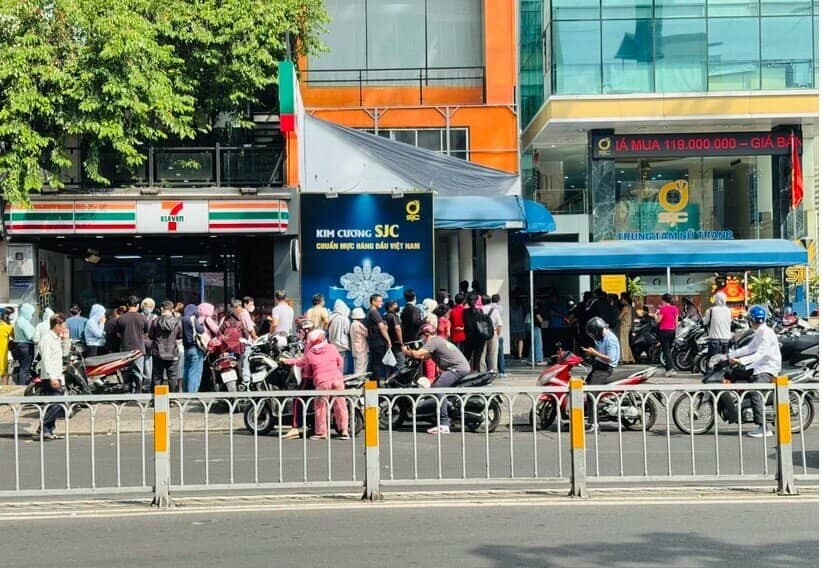 'Chợ vàng online' hét giá 129 triệu đồng/lượng, tái diễn cảnh xếp hàng mua vàng