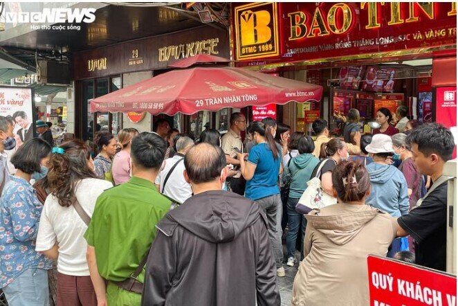 Trăm người vạ vật xếp hàng cả sáng chờ mua vàng giá cao kỷ lục
