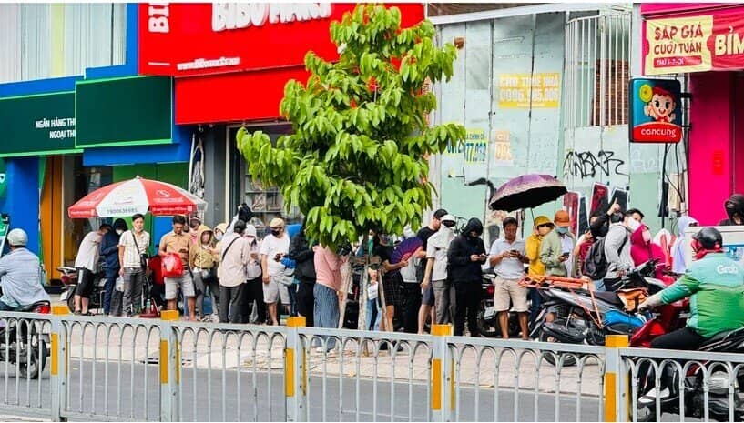 'Chợ vàng online' hét giá 129 triệu đồng/lượng, tái diễn cảnh xếp hàng mua vàng