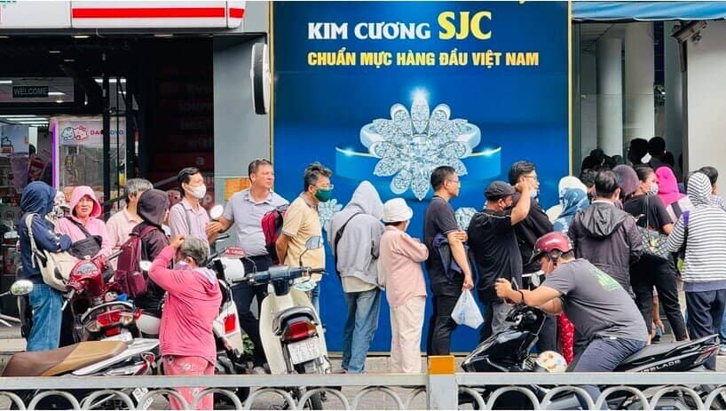 'Chợ vàng online' hét giá 129 triệu đồng/lượng, tái diễn cảnh xếp hàng mua vàng