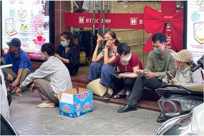 Trăm người vạ vật xếp hàng cả sáng chờ mua vàng giá cao kỷ lục