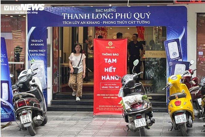 Trăm người vạ vật xếp hàng cả sáng chờ mua vàng giá cao kỷ lục