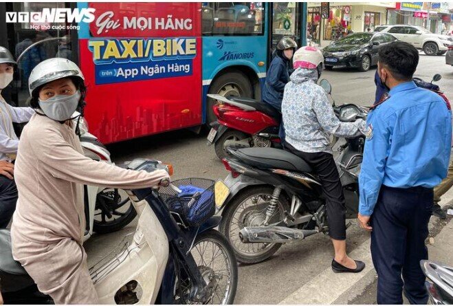 Trăm người vạ vật xếp hàng cả sáng chờ mua vàng giá cao kỷ lục