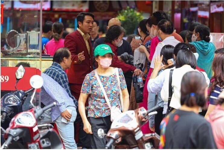 Giá vàng tăng sốc rồi lao dốc, người từng “đu đỉnh” mua vàng năm 2011 đến giờ vẫn “khiếp sợ”