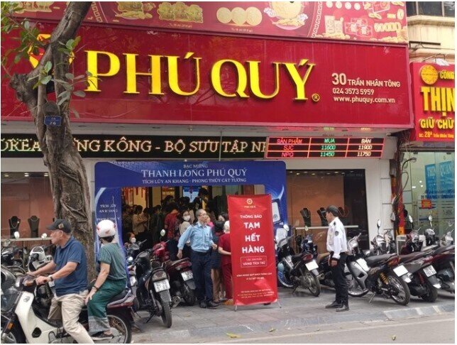 Giá vàng tăng dựng đứng: Rủi ro cho người mua, doanh nghiệp vẫn... lãi khủng