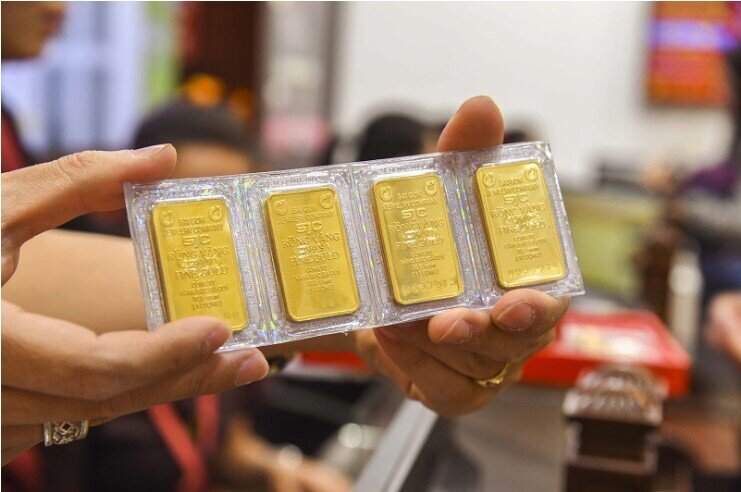 Giá vàng tăng sốc rồi lao dốc, người từng “đu đỉnh” mua vàng năm 2011 đến giờ vẫn “khiếp sợ”