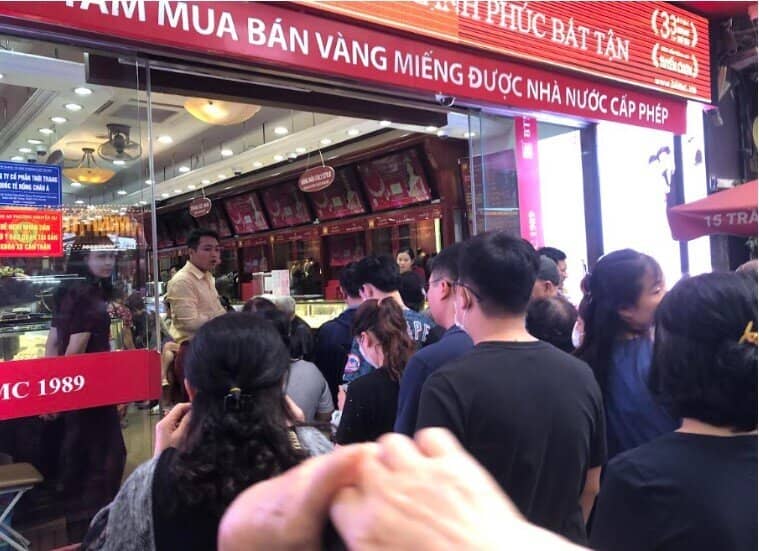 Giá vàng phục hồi, cảnh trái ngược ở hai tiệm vàng lớn trên phố Trần Nhân Tông