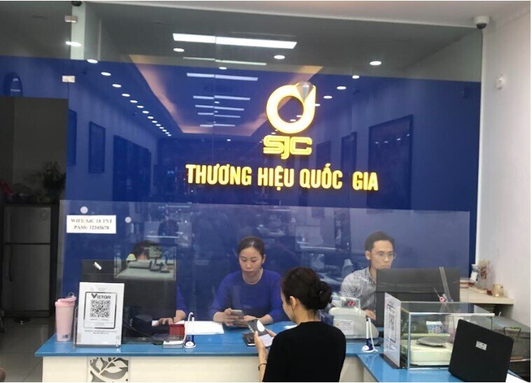 Giá vàng phục hồi, cảnh trái ngược ở hai tiệm vàng lớn trên phố Trần Nhân Tông