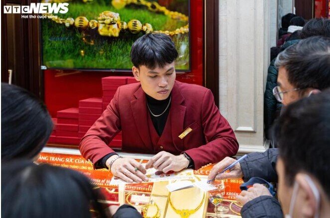 Lãi đậm sau hơn 1 tháng mua vàng, nhiều người chốt lời