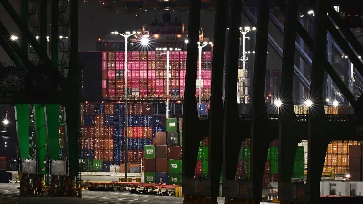 Mức thuế 145% của ông Trump đối với Trung Quốc có thể đè bẹp các doanh nghiệp nhỏ của Mỹ