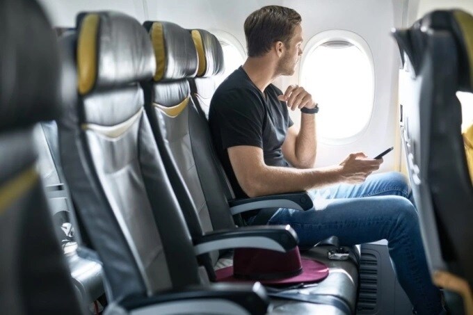 Luật ngầm về đặt tay khi ngồi máy bay