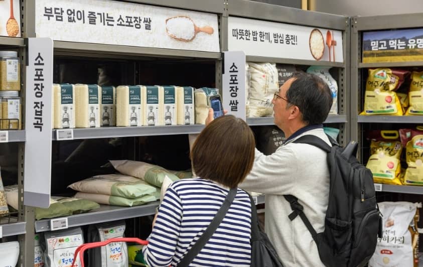 Du khách Nhật gom gạo tại Hàn Quốc vì giá trong nước tăng cao