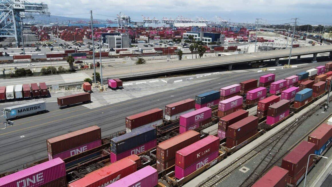 Những chiếc thuyền đầu tiên chở hàng hóa Trung Quốc với mức thuế 145% đang cập cảng Los Angeles