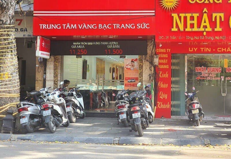 Giá vàng chiều 12/5: Lao dốc không phanh, bất ngờ với động thái của người dân trên phố vàng
