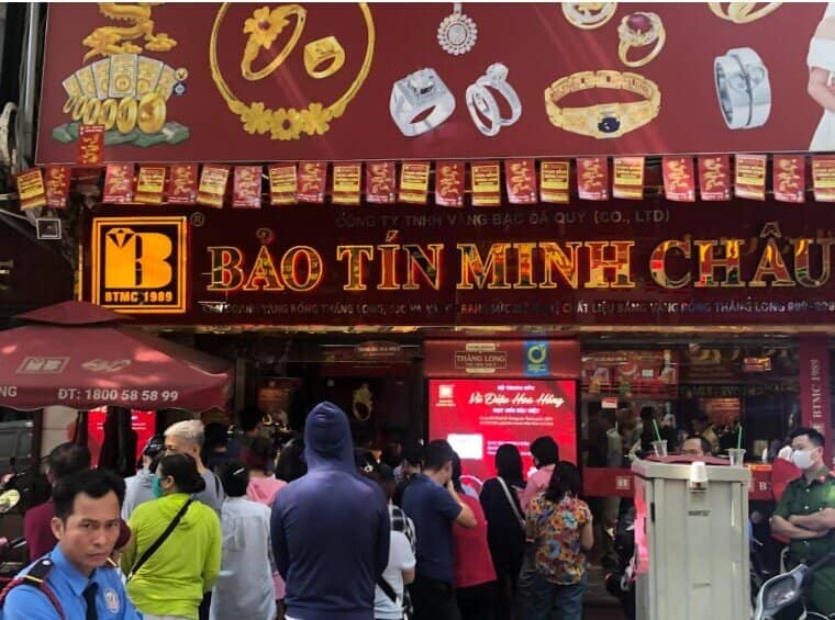 Giá vàng giảm mạnh từ đỉnh 124 triệu đồng/lượng, nhiều người tranh thủ mua vào